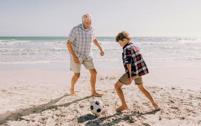 Abuelo y nieto jugando a fútbol