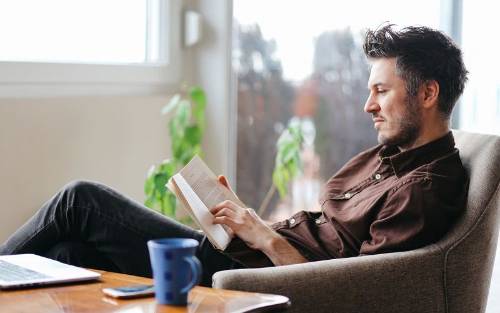 Realiza actividades relajantes, como leer, antes de ir a dormir