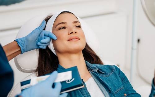 Aumento de pómulos con implantes, rellenos o fillers