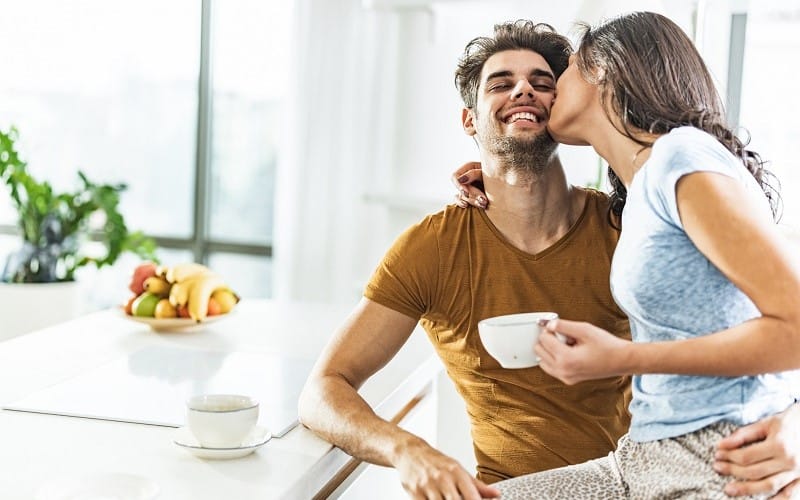 ¿Sabías que el beso tiene poder analgésico?