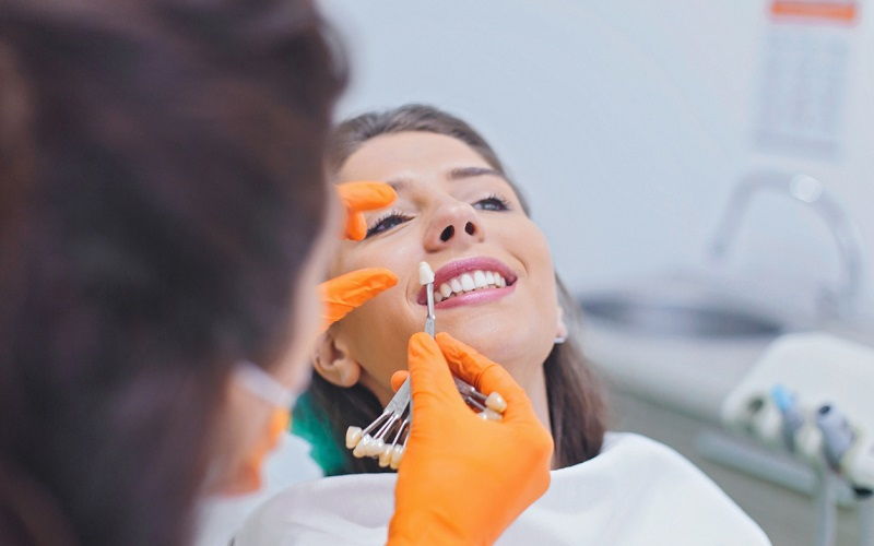 ¿Se pueden blanquear los dientes en casa?