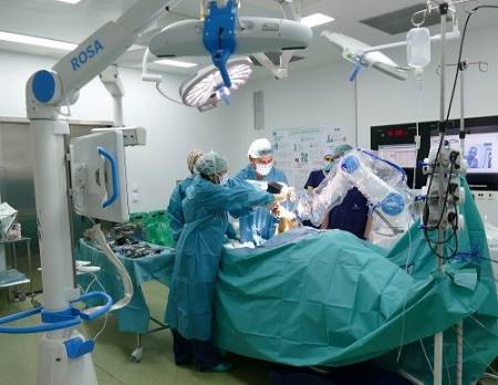 Cirugía robótica para la prótesis de rodilla