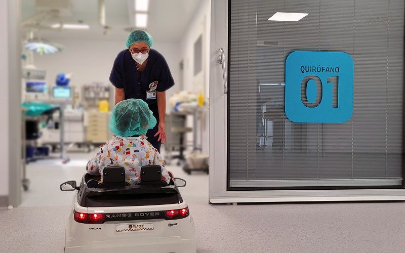 Los niños van en cochecito al quirófano