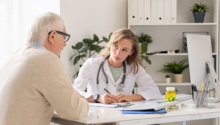 Hombre en la consulta de Urología
