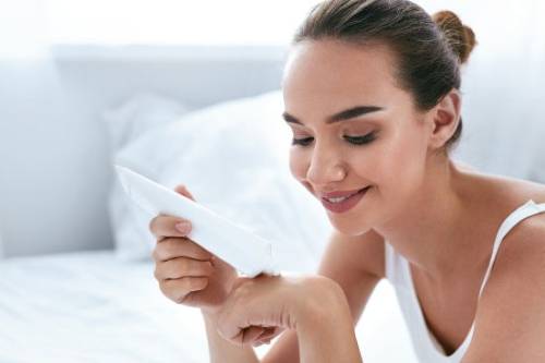 Aplicar crema hidratante en las manos