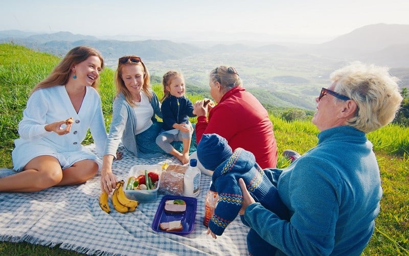 Ensaladas y otras comidas sanas para llevar de picnic en verano