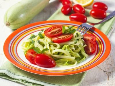 Espaguetis de calabacín con tomate y piñones