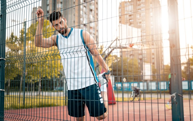 Hombre haciendo estiramientos tras el deporte