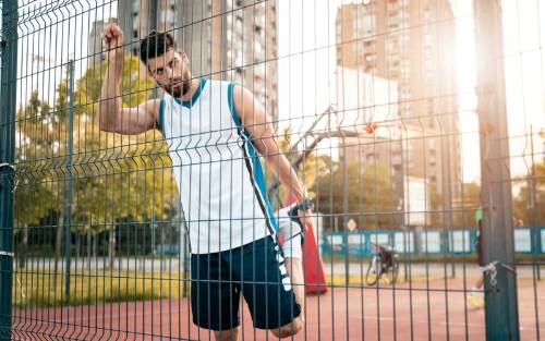Hombre haciendo estiramientos tras el deporte