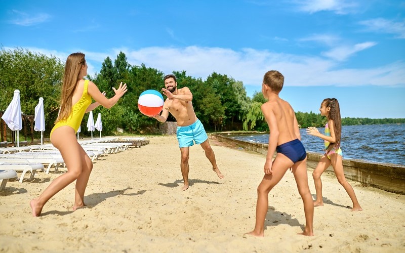 Deportes de verano para la playa, la piscina o la montaña