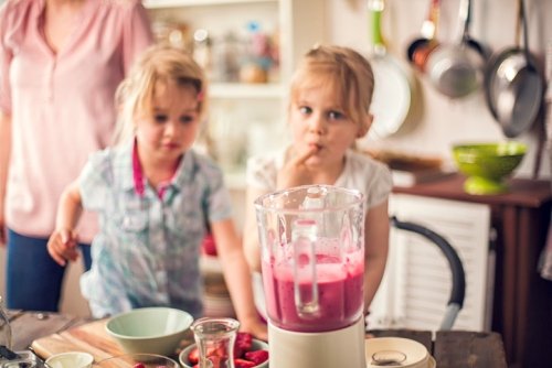 Familia preparando zumos de frutas