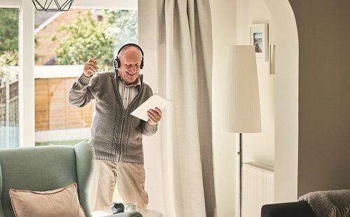 Un hombre baila en el salón de su casa