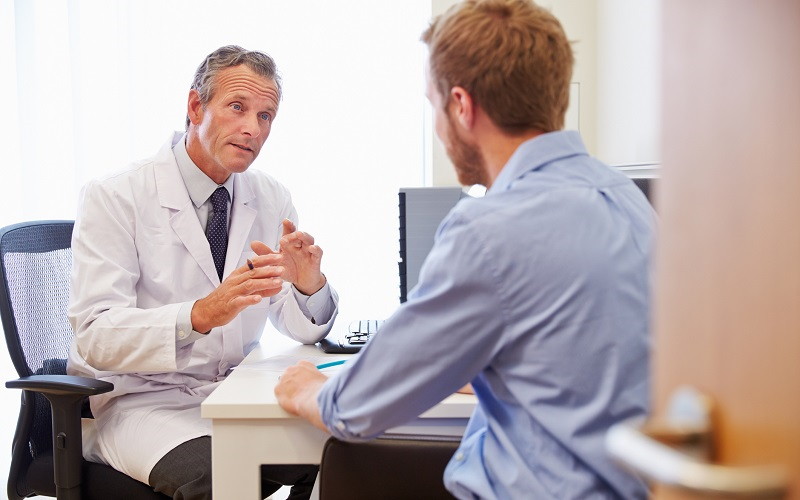 Hombre en consulta de urologia
