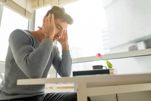 Hombre con dolor de mandíbula