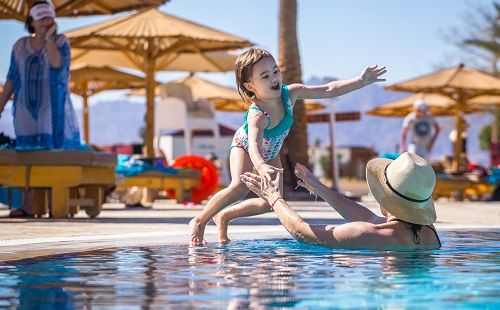 Madre e hija disfrutan de la piscina sin riesgos