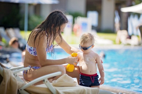 Mamá con su bebé en la piscina