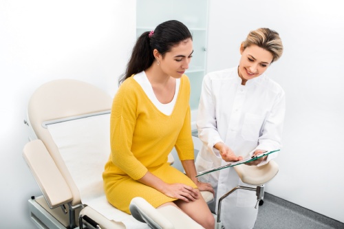 Una mujer en la consulta de Ginecología hablando con la doctora