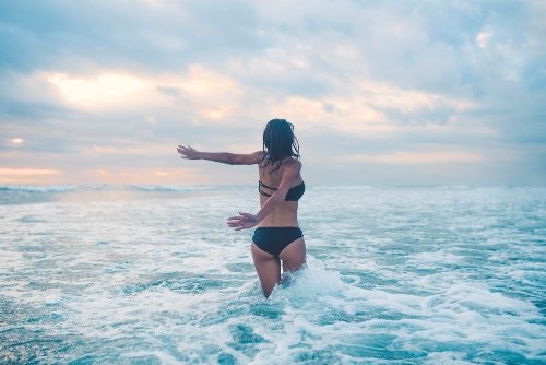 Mujer entrando en el mar
