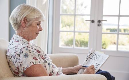 Una mujer resuelve crucigramas