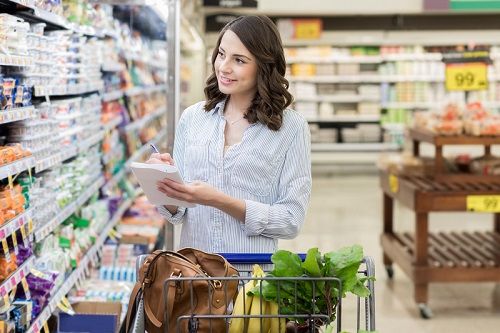 Una mujer revisa la lista de la compra