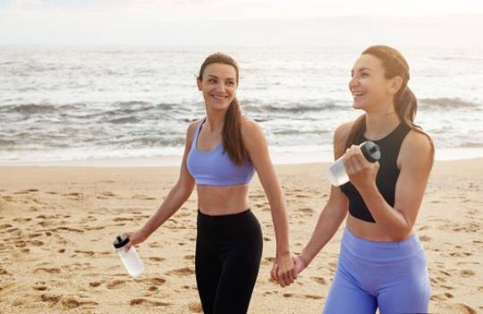 Mujeres paseando por la playa