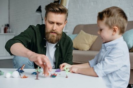 Un padre juega con su hijo
