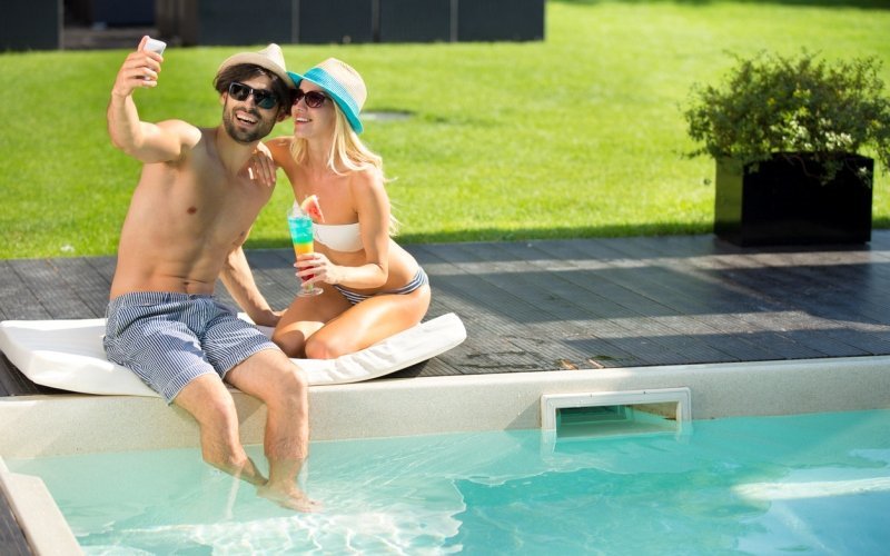 Pareja capturando un selfie en la piscina