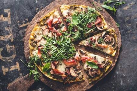 Pizza casera con champiñones