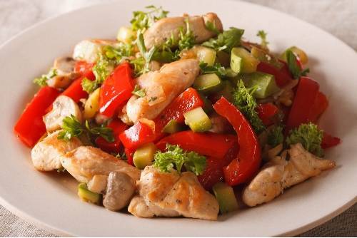 Pollo con verduras y especias al horno
