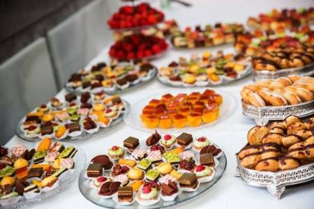 Elegir postre en un bufé