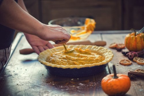 Preparando pastel de calabaza