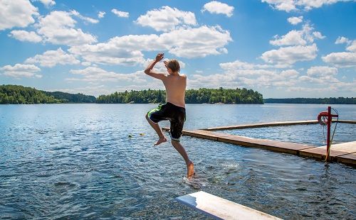 Cómo evitar riesgos al bañarte en la playa y la piscina