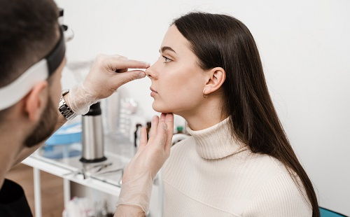 Rinoplastia con o sin cirugía: cuándo se recomiendan