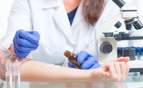 Una doctora, realizando la prueba de la alergia