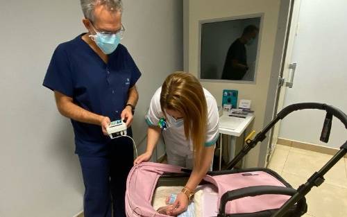 La prueba de otoemisiones acústicas permite detectar la sordera en recién nacidos