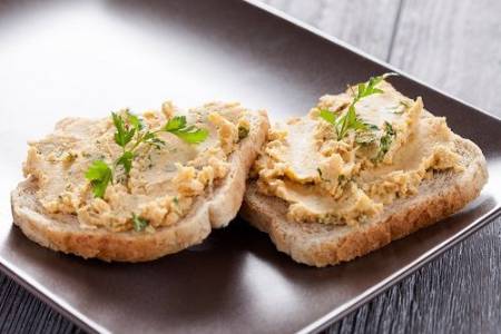 Tostada de pan con hummus