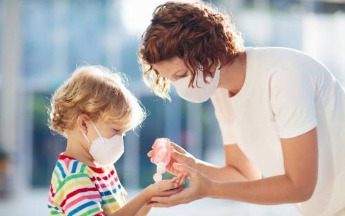 Madre e hijo usan gel hidroalcohólico