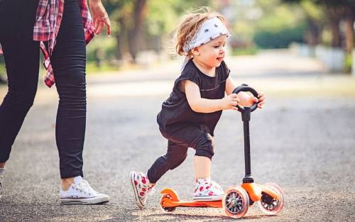 Una niña usa un patinete en los paseos
