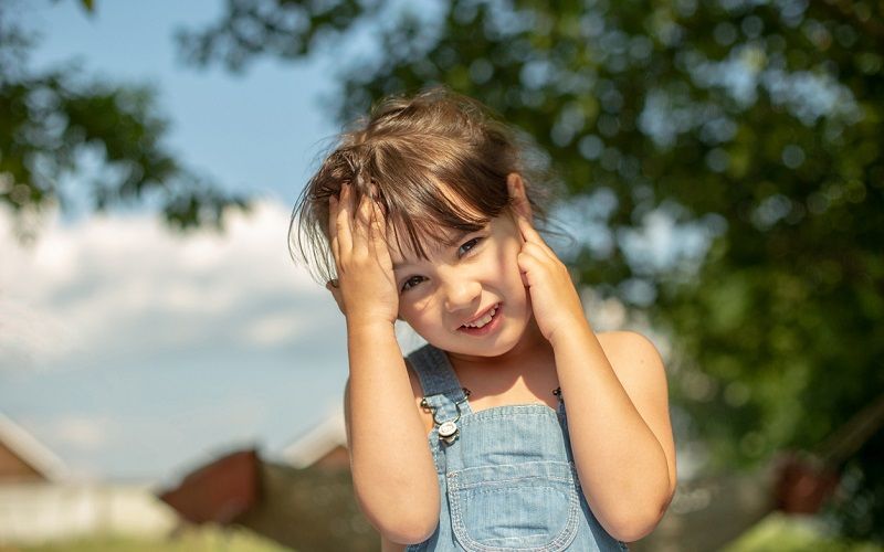 En verano, ¡atención a los tapones de cera en el oído!